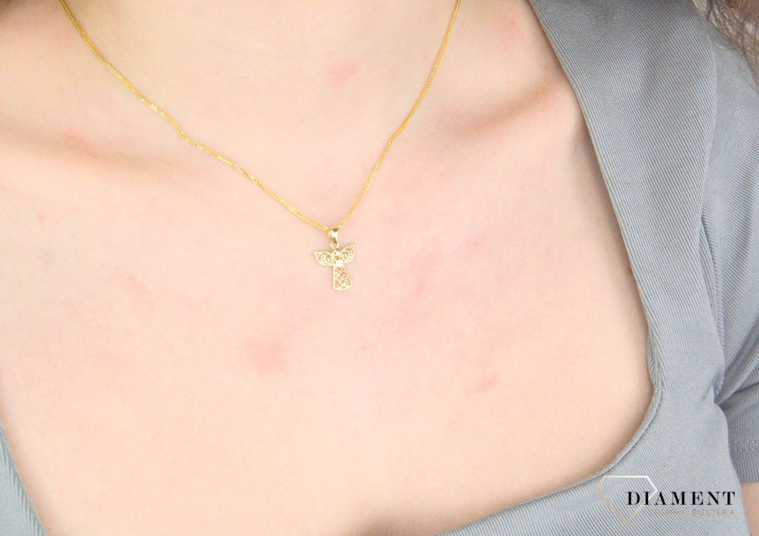 Zawieszka złota aniołek ażurowy próba 375, ZA 7400 375 Wisiorek został wykonany z wysokiej jakości złota próby 375. Złoto to jeden z najpopularniejszych kruszców, cenione przez kobiety na całym świecie i często1.jpg